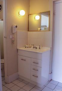 A bathroom at Motel Riverina