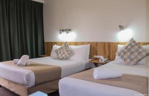una habitación de hotel con 2 camas en una habitación en Motel Riverina en Leeton
