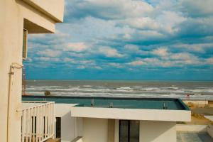 ママイア・ノルドにあるGreen 24 Apartmentの建物のバルコニーから海の景色を望めます。