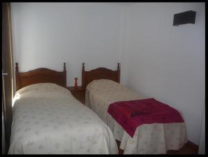 two beds sitting next to each other in a room at Sol Tarter in El Tarter