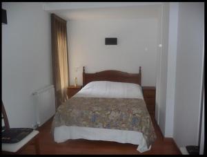 埃爾塔特的住宿－索爾塔特酒店，一间卧室配有一张床铺,床上有毯子