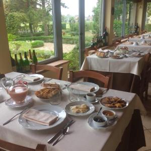 Hostaria Da Ivan في Roccabianca: طاولة طويلة عليها أطباق من الطعام
