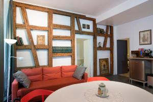 un soggiorno con divano rosso e tavolo di " Martin Schongauer " a Colmar
