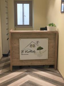 drewniany podium w pokoju z drzewem w obiekcie "Il Viottolo" Rooms and Breakfast- Adults Only w mieście Roccaraso