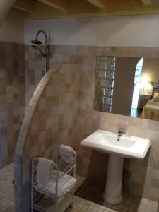 y baño con lavabo y espejo. en Belveyre à Rocamadour en Rocamadour