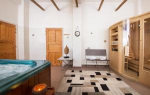 ein Bad mit einer Badewanne in einem Zimmer in der Unterkunft Atheras in Évdilos