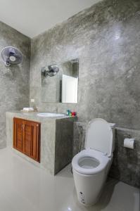 uma casa de banho com um WC e um lavatório em Golf Inn Resort em Samut Songkhram