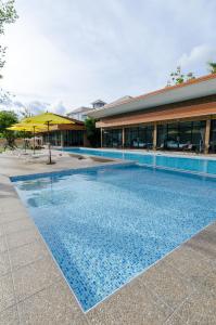 duży basen przed budynkiem w obiekcie Golf Inn Resort w mieście Samut Songkhram
