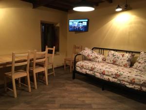 - un salon avec un canapé, une table et une télévision dans l'établissement Alloggio del Grand Tour, à Sonnino