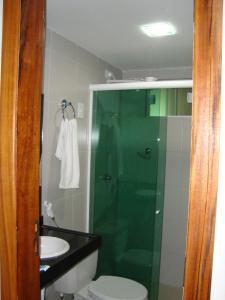 W łazience znajduje się prysznic, toaleta i umywalka. w obiekcie Hotel Litoral Fortaleza w mieście Fortaleza