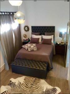 una camera con un grande letto e un tappeto zebrato di Gáldar PENTHOUSE OVER THE SEA! a Sardina