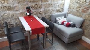 パレルモにあるBrick Apartmentのテーブルと椅子2脚、赤いテーブルと椅子