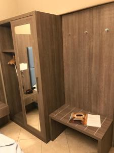 Un baño con espejo y mueble de madera. en Napoli Com'era, en Nápoles 140 fotos más