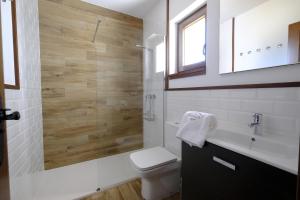 Vannituba majutusasutuses Casas de Alisné