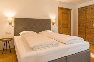 a bedroom with two beds with white pillows at Sportchalet Zillertal in Uderns
