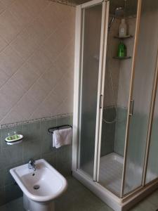 A bathroom at CASA "T"