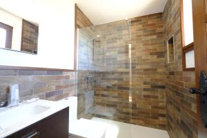 Vannituba majutusasutuses Casas de Alisné