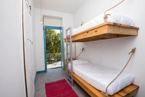 Uma cama ou camas num quarto em Des Arts