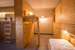 Uma cama ou camas num quarto em Des Arts