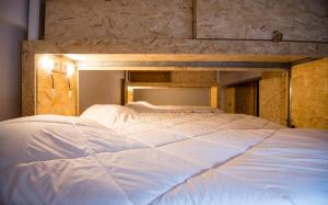 Uma cama ou camas num quarto em Des Arts