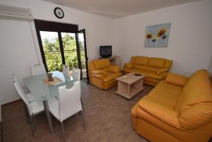 een woonkamer met een bank en een tafel bij Vila Loza in Herceg-Novi