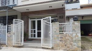 um portão branco na frente de uma casa em Căn hộ Cherry House Đà Lạt em Da Lat