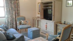 a living room with a couch and a tv at The Annexe at No. 5 in Montagu