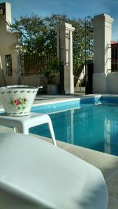 un bol sentado en una mesa junto a una piscina en Carmine Hotel Apart en Capilla del Señor