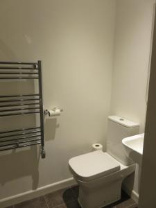 uma casa de banho branca com um WC e um lavatório em The Cardinals Hat em Worcester