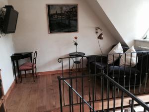 a living room with a couch and a table at Haus am Hafen - Luxus unter Reet, Garten, Strandkorb, kleine Idylle in Prerow