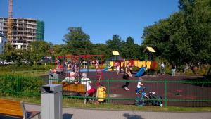 einen Park mit Kinderspielplatz in der Unterkunft Świnoujście Platan Patio 6 - Berry apartments in Świnoujście