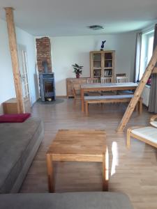 ein Wohnzimmer mit einem Sofa und einem Tisch in der Unterkunft Orange Sun Apartment in Braunschweig