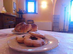 dos platos de repostería están sentados en una mesa en Agriturismo Casale Zuccari en Caprarola