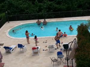 un grupo de personas jugando en una piscina en Agriturismo Casale Zuccari en Caprarola