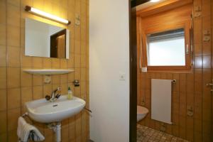 Koupelna v ubytování Haus Rothorn, Swiss Alps + 21 fotografií