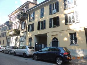 a group of cars parked in front of a building at Appartamento Al numero 11 in Como