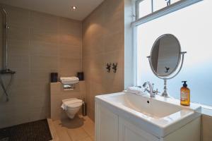 un bagno con lavandino, specchio e WC di BG4 Guesthouse ad Akureyri