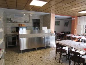 kuchnia i jadalnia ze stołem i krzesłami w obiekcie Affittacamere la Genzianella w mieście Vinadio