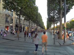 パリにあるエコ シャンゼリゼの通りを歩く男女