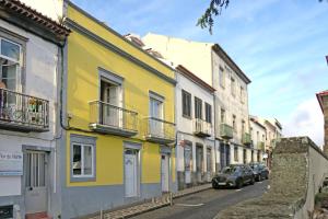 un edificio amarillo al lado de una calle en Downtown Ponta Delgada, en Ponta Delgada