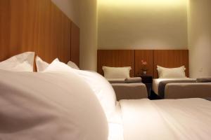 Postel nebo postele na pokoji v ubytování Ahyu Hotel