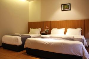 Postel nebo postele na pokoji v ubytování Ahyu Hotel