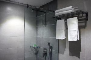 Koupelna v ubytování Ahyu Hotel