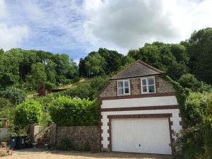 un garage indépendant avec une porte blanche dans l'établissement Fern Cottage, à Dorchester 13 autres photos