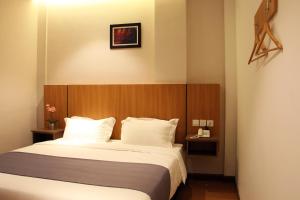 Postel nebo postele na pokoji v ubytování Ahyu Hotel