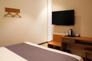 Televízia a/alebo spoločenská miestnosť v ubytovaní Ahyu Hotel