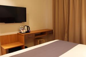 TV a/nebo společenská místnost v ubytování Ahyu Hotel