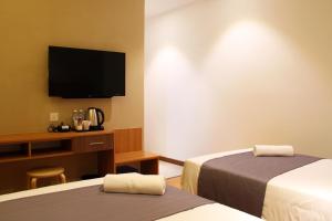 Postel nebo postele na pokoji v ubytování Ahyu Hotel