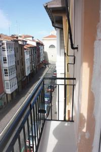 - Balcón de un edificio con vistas a la calle en Vive Vitoria en la Almendra Medieval 22, en Vitoria-Gasteiz