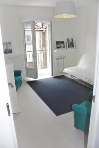 1 dormitorio con cama y alfombra azul en Vive Vitoria en la Almendra Medieval 22, en Vitoria-Gasteiz